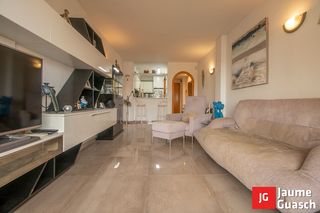 Etagenwohnung  Carrer de tarragona. Luminoso piso con terraza y parking en el centro.