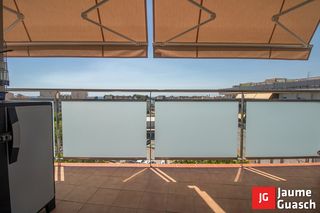 Flat  Avinguda de pompeu fabra 3. Amplio esquinero en el  centro  con  parquin