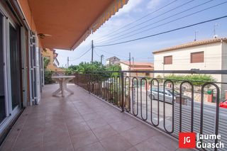 Piano terra in Sant Jordi. Planta baja con gran terraza, garaje y jardín en sant jordi.