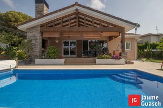 Chalet in Coma-ruga Platja. Chalet  con piscina  a 5 min. de la playa