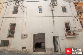 Casa  Carrer cases noves 35. Casa  de pueblo a reformar