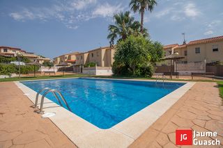 Reihenhaus in Creixell. Encantadora casa con piscina a un paso del mar en creixell.