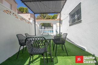 Casa adossada  Avenida de les marqueses. Casa esquinera  con jardín