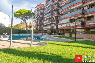 Pis  Passeig de francesc macià 36. Planta baja con piscina
