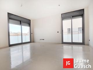 Location Appartement  Avinguda del president companys. Precioso piso ubicado en el cento del pueblo, sin muebles 3 dorm
