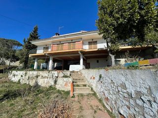 Chalet en Sant Cebrià de Vallalta. Gran casa con vistas al mar y a la montaña en plena naturaleza c
