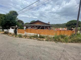 Xalet a Mas Mora-Sant Daniel. Casa tipo chalet en mas mora  a reformar con parcela plana y gra