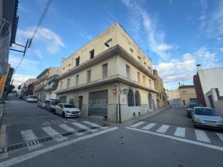 Haus in Carrer ramon y cajal 16. Edificio formado por dos locales en planta baja y  planta superi