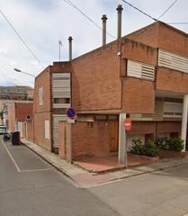 Casa adossada a Cardedeu. Casa apareada de obra vista a tres vientos con jardín y parking