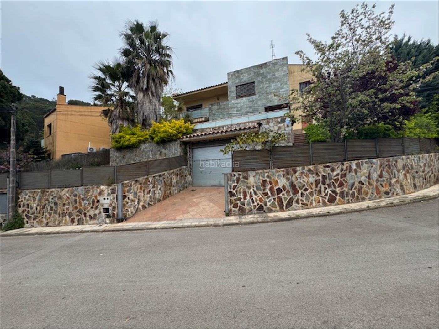 Chalet con piscina y amplias terrazas con gran garaje entre cala Blanes
