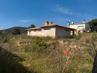 Xalet a Mas Mora-Sant Daniel. Casa unifamiliar en una planta de 3 habitaciones y 2 baños en gr