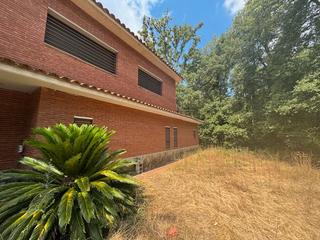 Xalet a Caldes de Malavella. Casa unifamiliar tipo chalet de obra vista  en can carbonell  bi