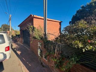 Chalet à Can Massuet del Far. Casa independiente tipo chalet de obra vista con garaje y  con t