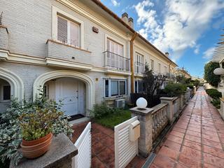 Casa adosada en Premià de Dalt. Casa apareada en les pergoles con jardín delante y detras y gran