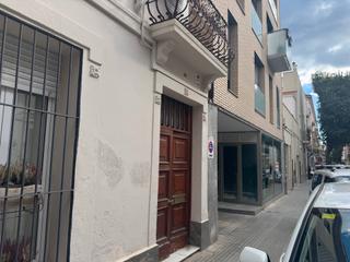 Local Comercial a Carrer de la indústria 84. Local con plaza de garaje en calella centro muy buena zona.