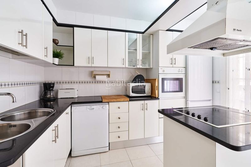 Foto e8c3c465-716d-46bb-94b4-8b678fee3ce3. Casa adossada amb calefacció piscina a Calella