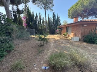Chalet à Canafort-El Puntó. Vivienda tipo chalet a reformar de obra vista en planta con vist