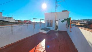 Casa  Carrer de gorgoll. Casa de pueblo situada en el eixample, a 800 metros del paseo de