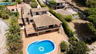 Casa  Calle mestre d`aixa. Casa en un entorno tranquilo con espectaculares vistas al pueblo