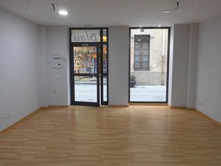 Location Local commercial  Calle sant joan. Local comercial con escaparate en una calle peatonal
