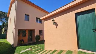 Reihenhaus  Carrer del vigatà. Casa adosada en la urbanización les penyes, garaje cerrado y zon