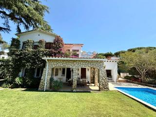Chalet  Carrer de la residència. Casa unifamiliar aislada situada a pocos metros del centro de sa