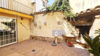 Casa  Calle de sant domnec. Casa de pueblo situada a 400 metros del paseo.