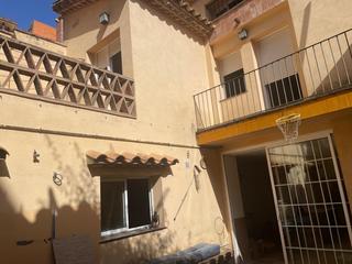 Casa  Calle de sant domènec. Casa de pueblo situada a 400 metros del paseo.