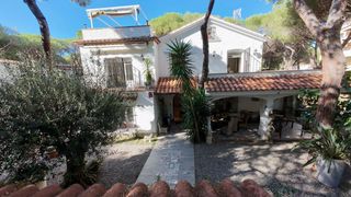 Casa  Calle de lleida. Extraordinaria villa situada en el centro de platja daro, al lad