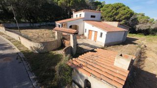 Xalet  Penyes de les. Casa para reformar situada en la urbanización les penyes de sant