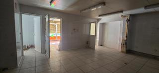 Local commercial à Avinguda de roma 228. Manlleu local en venta zona gracia de 110m2