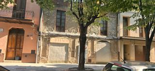 Casa adossada a Carrer d'en santiago rusiol 64. Casa para reformar al centro de manlleu