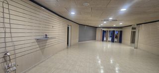 Lloguer Local Comercial a Carrer de donya blanca 108. Manlleu local en venta o alquiler, mejor que nuevo