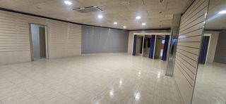 Miete Geschäftsraum in Carrer de donya blanca 108. Manlleu local en venta o alquiler, mejor que nuevo