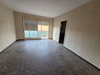 Flat in Manlleu. Manlleu piso amplio en el centro , para reformar