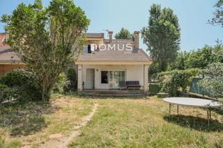Casa  Josep pla. Casa adosada esquinera en venta en besalú
