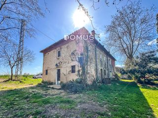 Casale  Passavents. Masía en venta en besalú