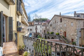 Pis  Vilarrobau. Piso luminoso y amplio en venta en besalú