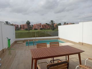 Apartament  Fotógrafo tiana.. Preciosos duplex con vistas al campo de golf y al mar a lo lejos