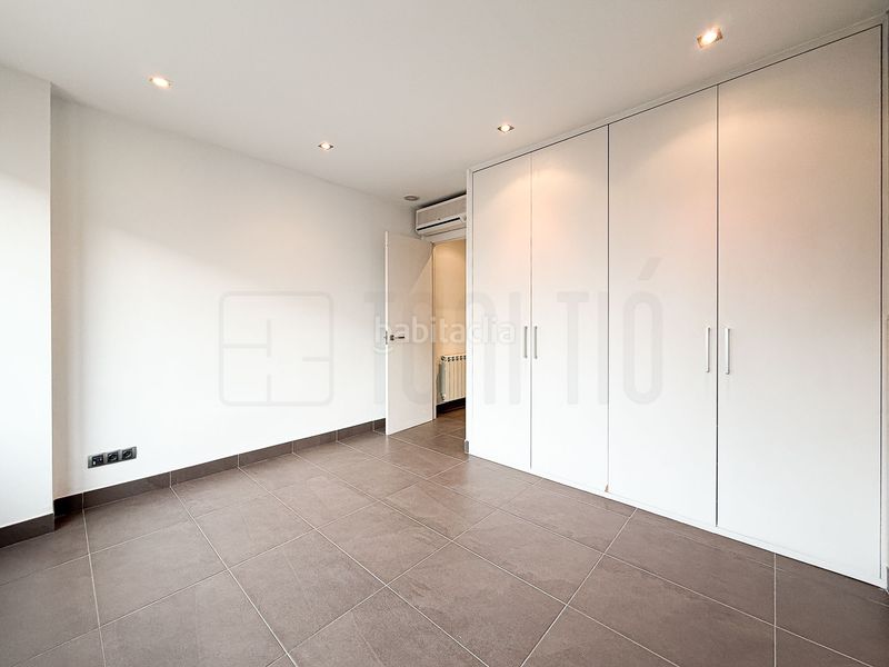 Foto 47e2f156-6305-4ea3-9469-6dd267b05286. Casa aparellada amb calefacció a Centre Sabadell