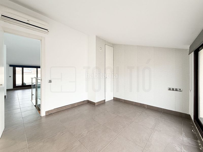 Foto a0be5da5-4ea9-468f-8a1e-c8ef266cb99f. Casa aparellada amb calefacció a Centre Sabadell