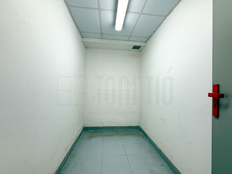 Foto 96c981ba-5825-4ff7-b787-ce9fe2a9cdd4. Local comercial amb calefacció a Centre Sabadell