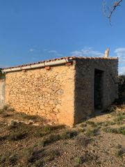 Bauernhof in Sierra Engarcerán. Terreno con edificación de piedra