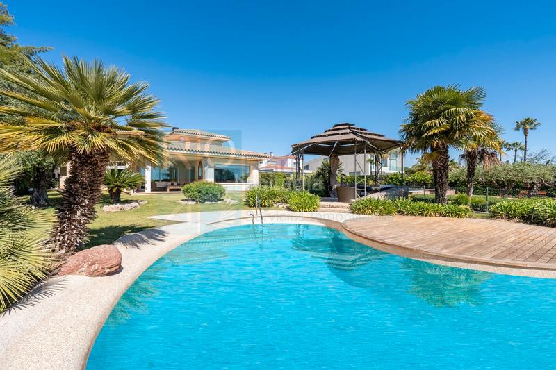 Foto 0e8e9821-b3b7-469f-9031-72e49920272e. Chalet con camino riscaldamento parcheggio piscina in Reus