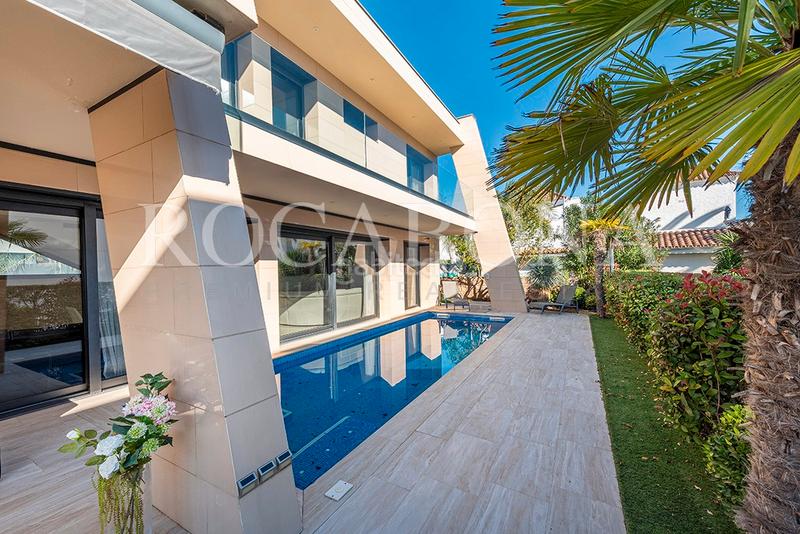 Foto 7ee28089-d0f3-4ed0-8c13-c7eb1c90e544. Chalet con camino riscaldamento piscina in mar Cambrils Cambrils