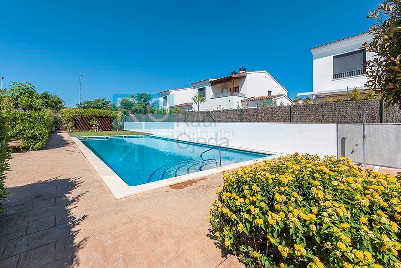 Foto 5c4bd476-c99d-41ab-98cc-f93fe19e7c13. Casa pareada en carrer de alfred sisley 28 en El Dorado Platja Cambrils