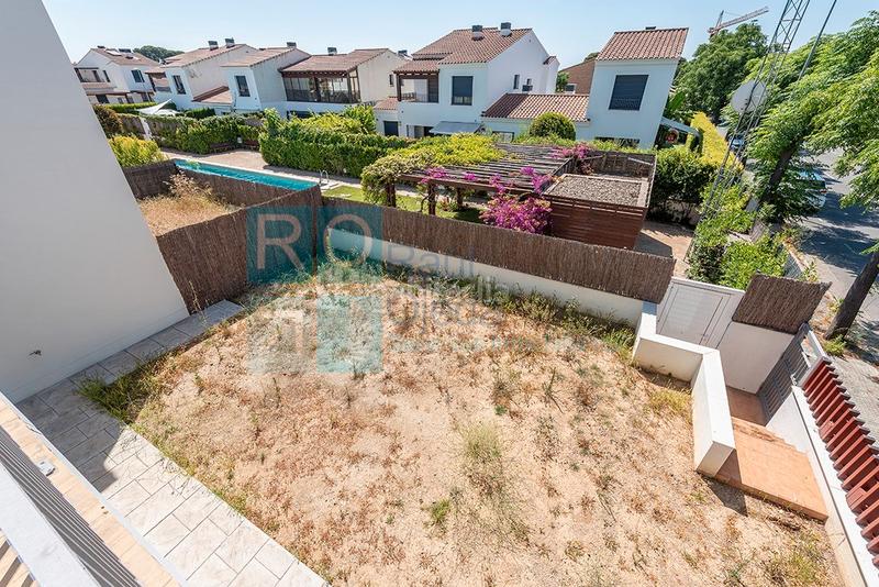 Foto 711094b3-19c7-4473-86da-f7a1481391e0. Casa pareada en carrer de alfred sisley 28 en El Dorado Platja Cambrils