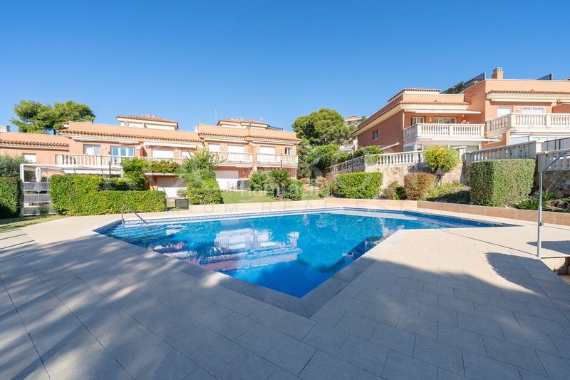 Foto da859b62-6c22-4139-a659-cb34d0a94885. Casa adossada amb calefacció aparcament piscina a Salou