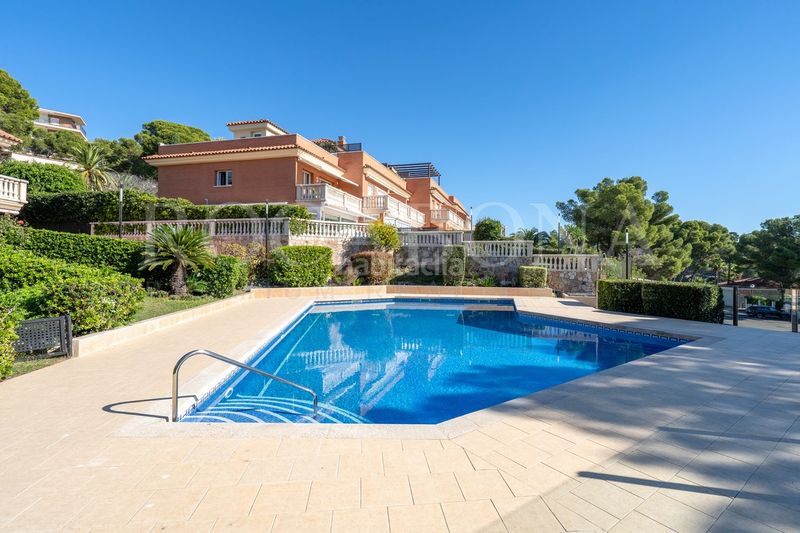 Foto fd102be7-19cf-4c9c-8f7a-a81b466d4288. Casa adossada amb calefacció aparcament piscina a Salou