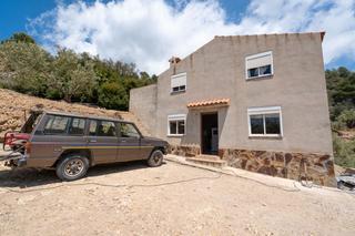 Country house in Rambla felip pedrell 50. Casa de campo con 4 habitaciones en lo más alto de la montaña, l